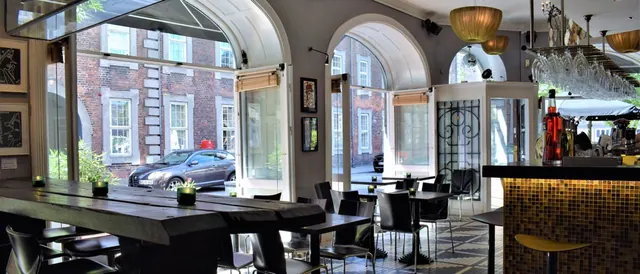 Oscar Bar & Cafe